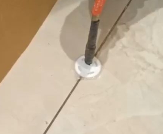 盖州瓷砖空鼓维修公司专业解答瓷砖在铺贴过程中，如果没有涂抹均匀到位的粘结材料（如水泥砂浆或瓷砖胶），可能会导致以下问题